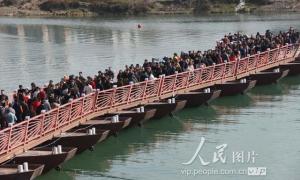 四川南充：景觀浮橋游客爆滿 近郊游火熱