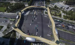 交通功能融合一體的生態(tài)天橋——慶新天橋