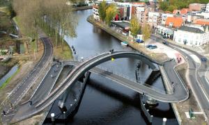 設計驚人的人行天橋（三）