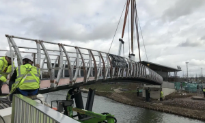 鋼結(jié)構(gòu)人行天橋安裝介紹